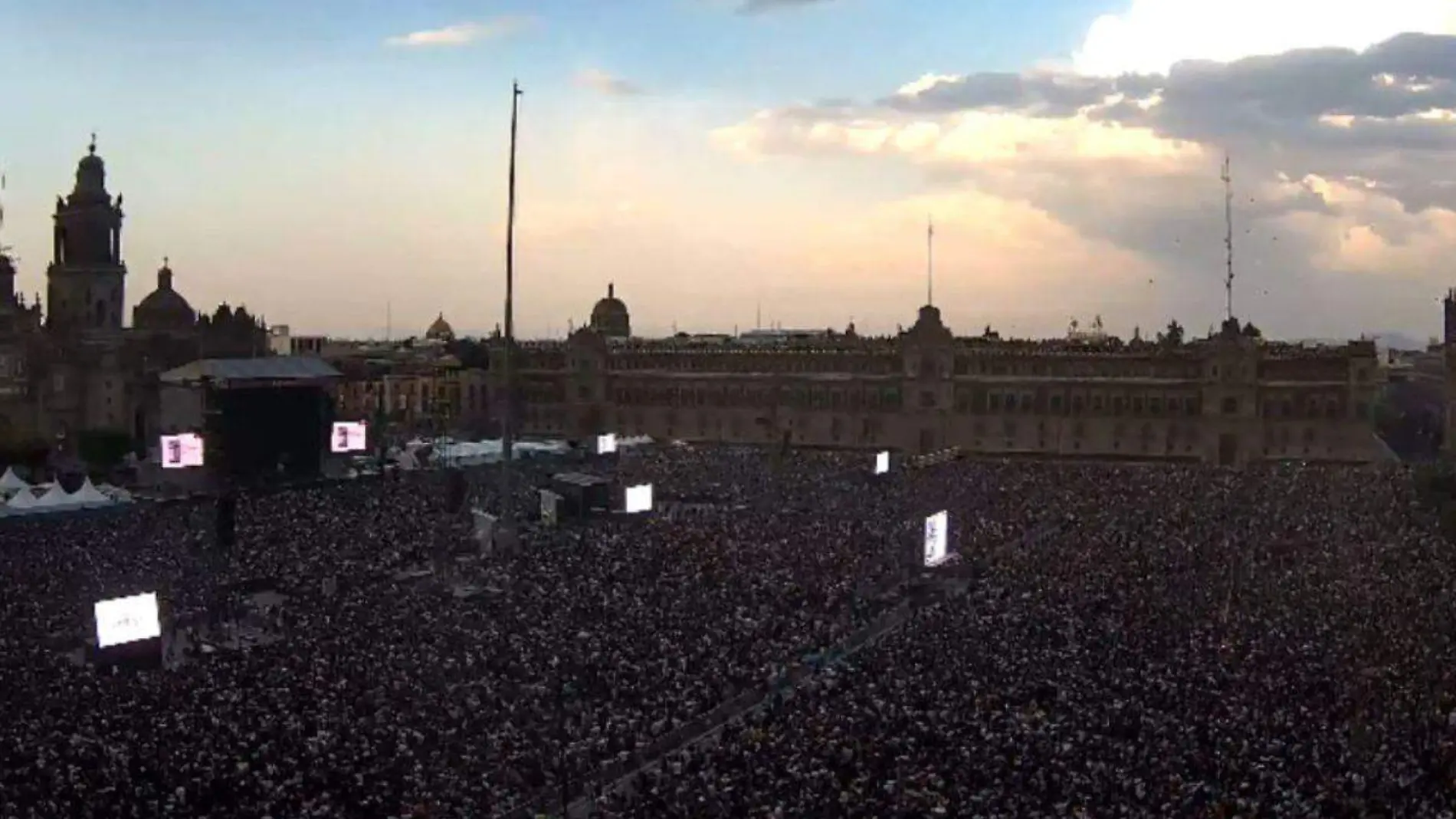 Los Fabulosos Cadillacs_Zocalo lleno